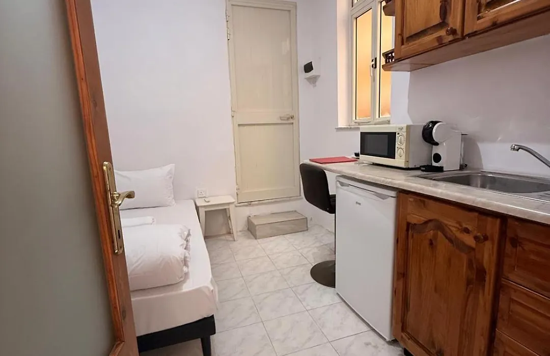 Private Rooms With Bathroom In Valletta-1
